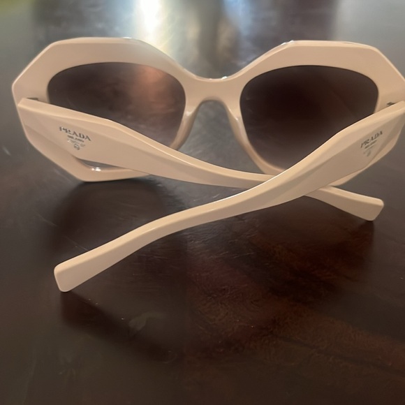 Sunglasses Prada - Picture 2 of 6